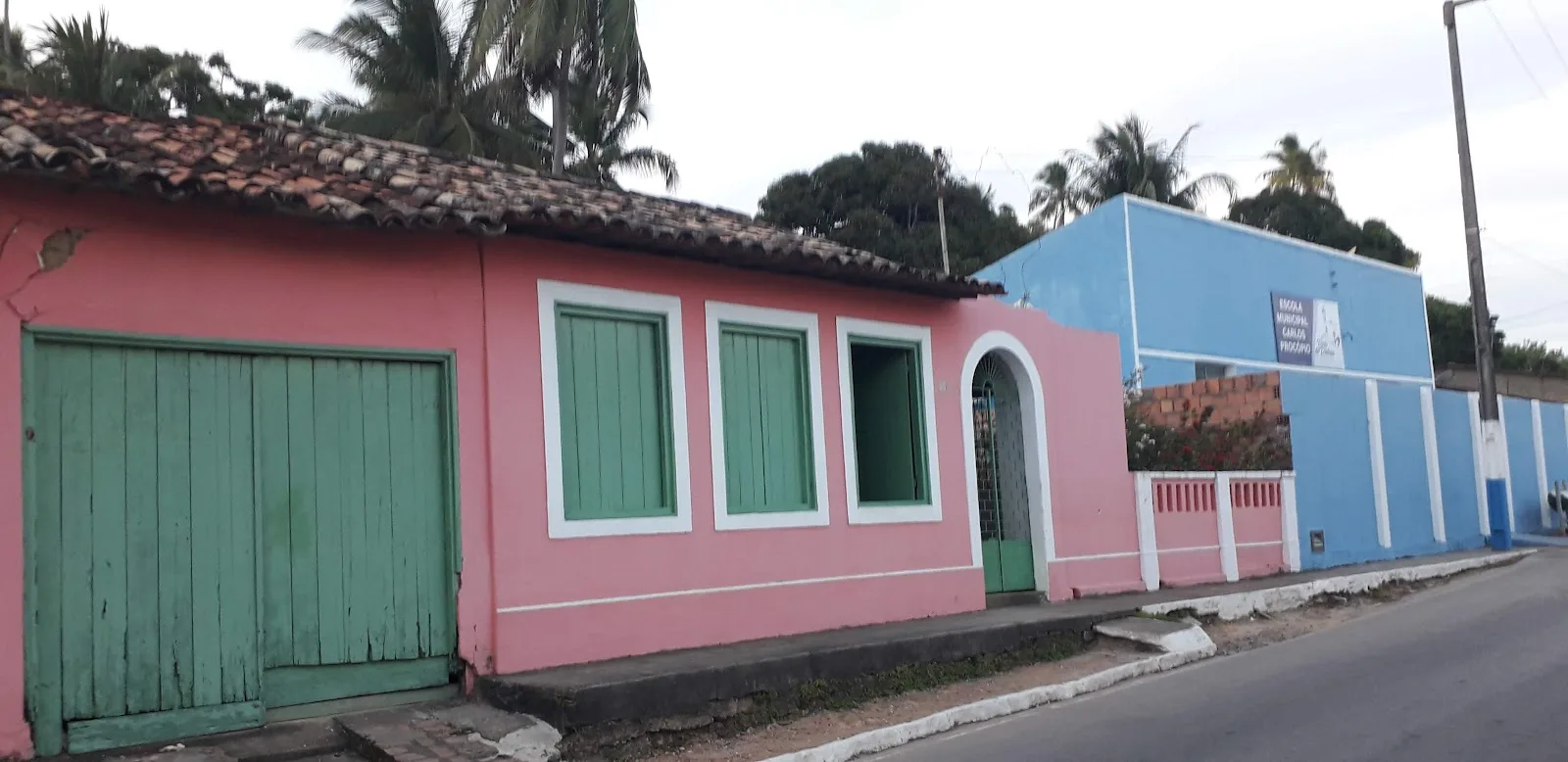 Casas coloridas, rosa e azul, de uma vila da Rota Ecológica dos Milagres