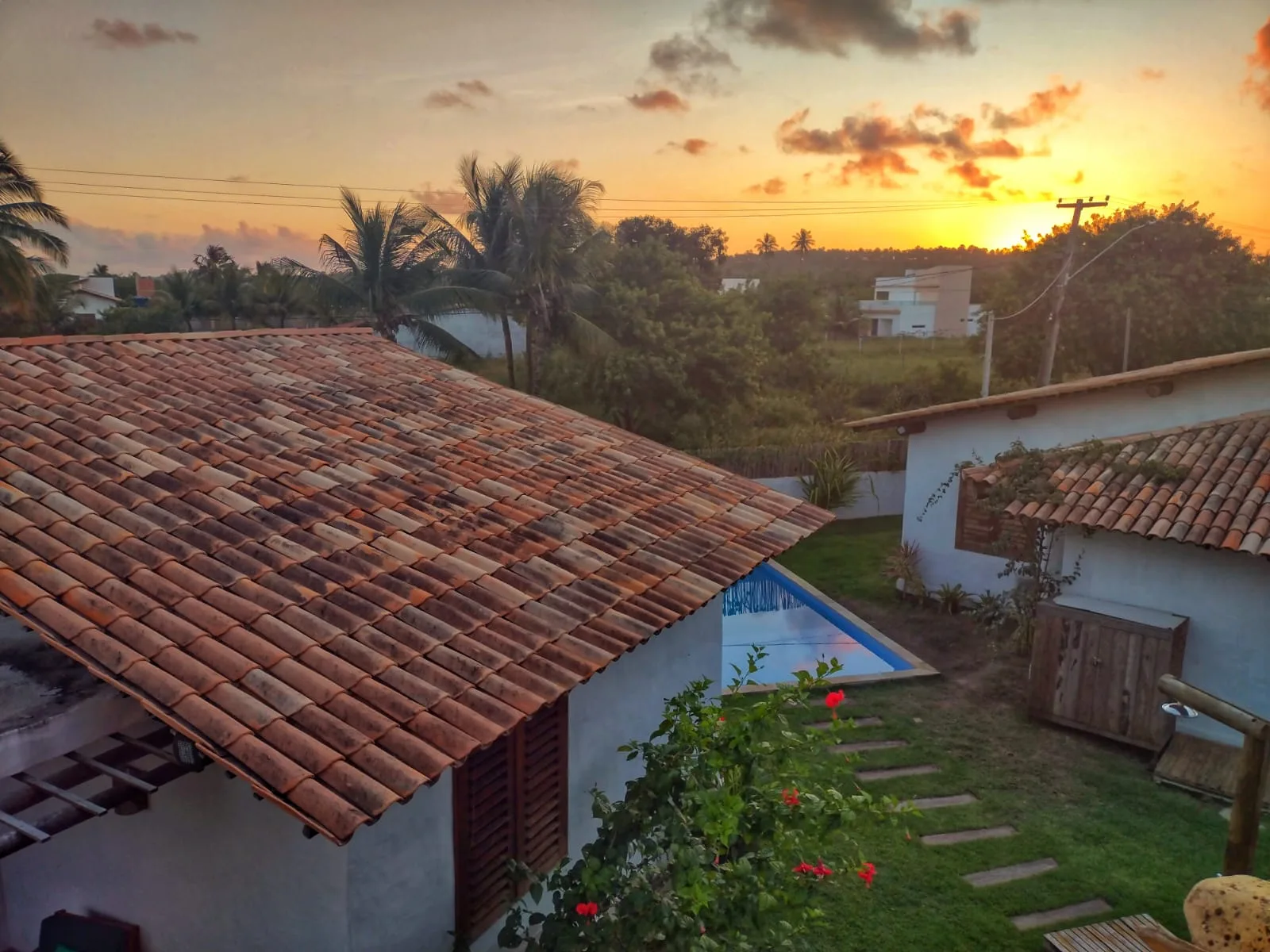 Telhado de uma casa da vila ao pôr do sol