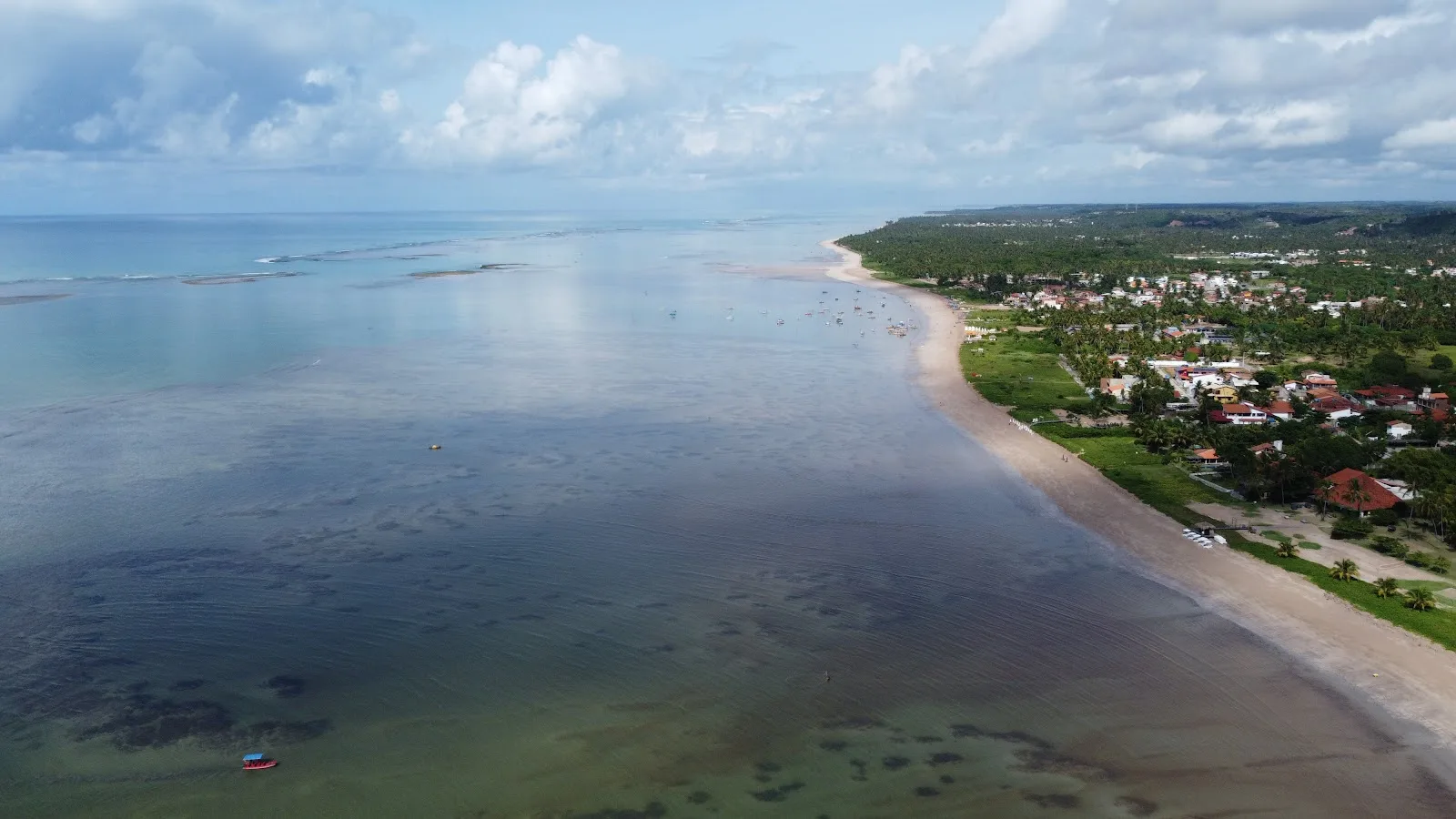 Vista aérea da foz do rio e do mar calmo de Tatuamunha, em Alagoas