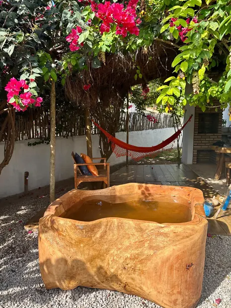 Ofurô de madeira e rede