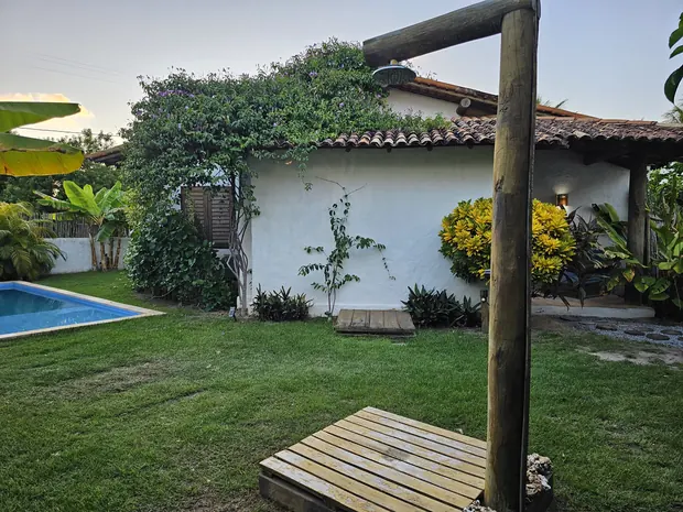 Gramado e piscina