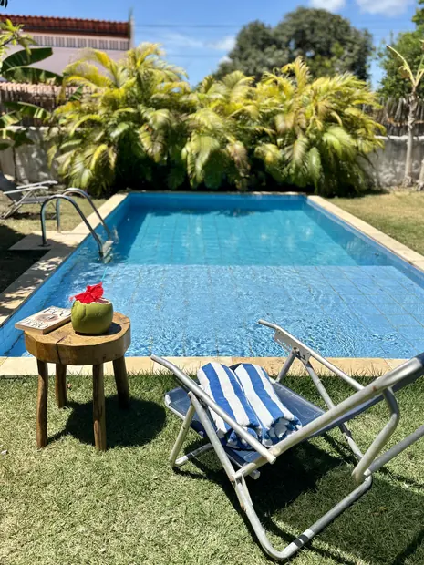 Piscina com espreguiçadeira